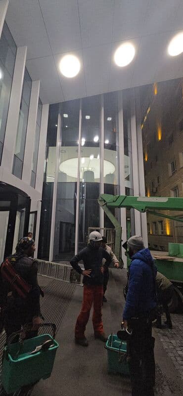 demir qapl: Alpinist üsulla əl çatmaz yerlərdə və istənilən hündürlükdə fasad — 1