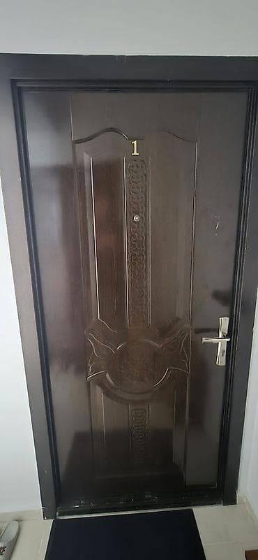 Giriş qapısı dəstəyin üst tərəfində biraz zədəsi var - Daxili tərəf