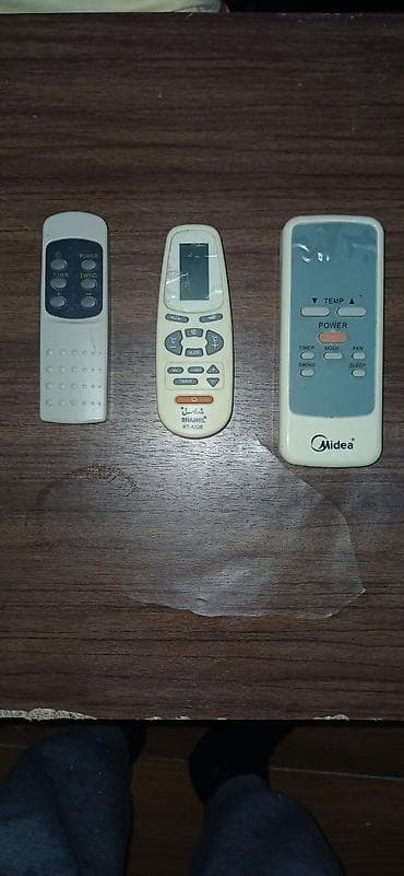 Kondisioner pultları 3 ədəd işləkdir 3çüdə 1 pultun arxa qapagı