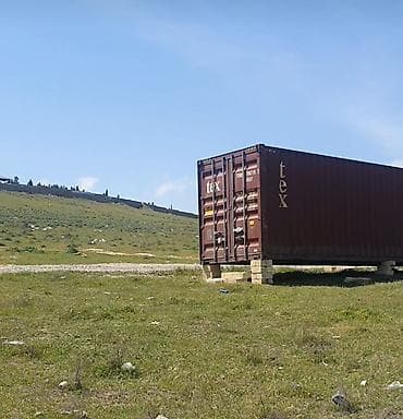 Konteynerlər: Mühəndis İnstitutundan Novxanı yeni salınmış yolun kənarında — 2