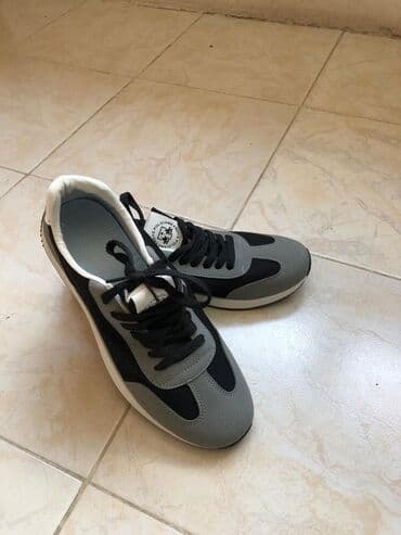 Kişi idman ayaqqabısı - Rəng: boz və qara, ağ detallı - Üst hissə