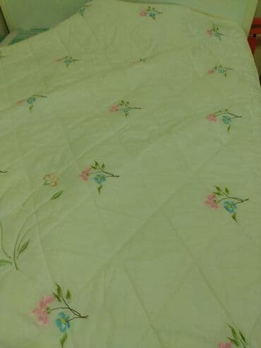ədyalar: Bu yataq örtüyü, işlənilib amma təmiz və səliqəlidir. ölçüləri standar — 1