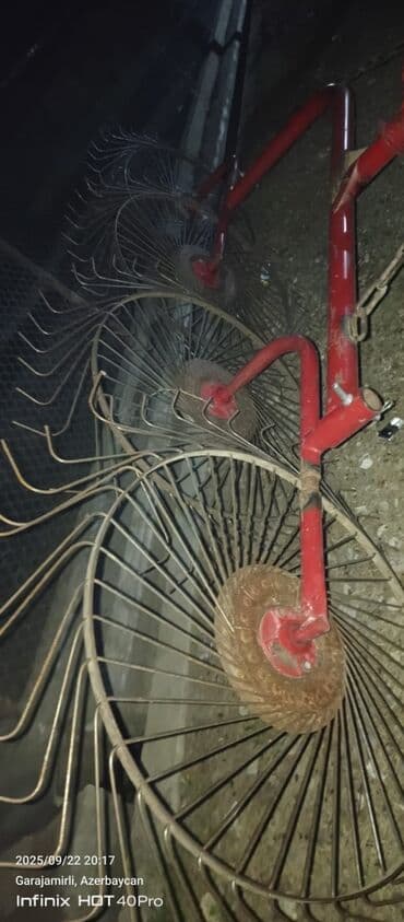 ceşqa fara: Mavi rəngli Belarus MTZ traktoru - Kabinli, geniş görünüşlü ön şüşə — 9