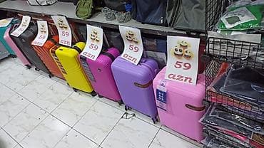 Müxtəlif rənglərdə təqdim olunan bu sərt korpuslu təkərli çamadanlar