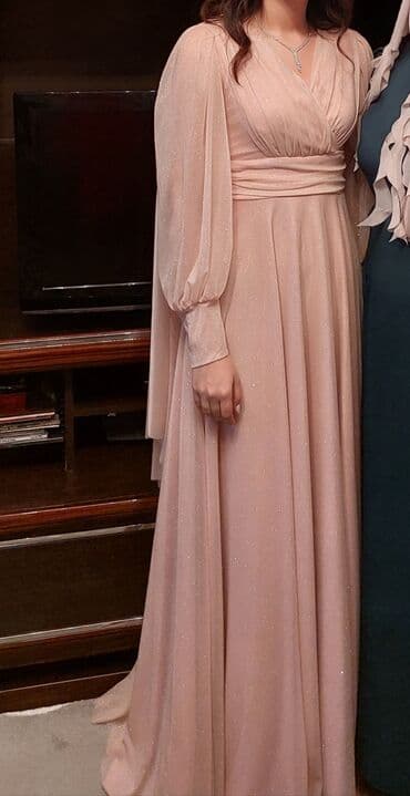 çəhrayı kupalnik: Pudra rəngində, uzun və axıcı ziyafət/libas. Parıltılı, xırda şimmer — 1