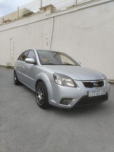 ucuz kamazlar: Kia Rio hatchback, gümüşü rəng. - Kuzov: 5 qapılı hatchback, arxa — 2