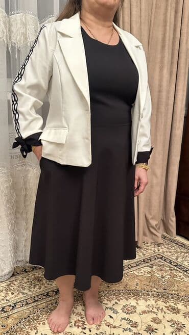 dest geyim: Zərif qadın dəstinin təsviri - 2 hissədən ibarət: qolsuz qara don + — 1