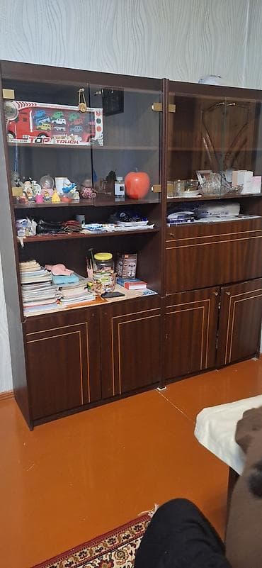 mətbəxt mebelləri: Klassik tərzdə qəhvəyi rəngli otaq mebel dəsti Tərkibi: - İki qapılı — 4