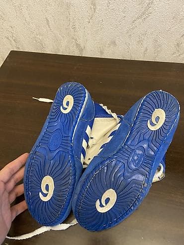 Məhsul: Boks üçün idman ayaqqabısı (high-top) Təsvir: - Marka/loqo