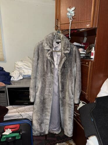 шлепанцы для бассейна: Gümüşü-boz rəngdə uzun xəz palto - Model: klassik düz kəsim, dizdən — 1