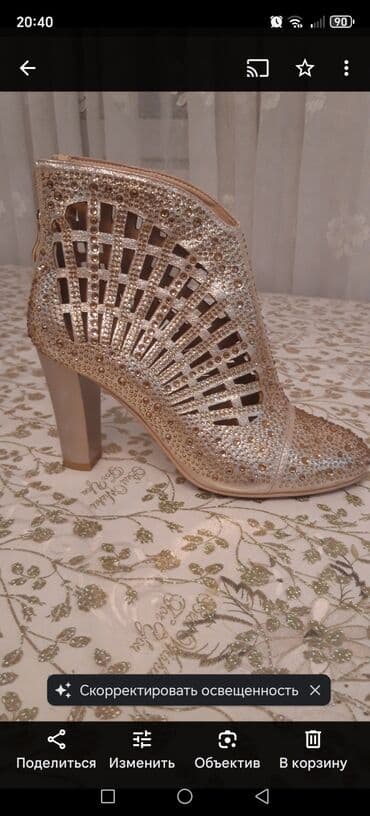 женские демисезонные сапоги на шпильке: Zərif qızılı rəngli, açıq dizaynlı və bəzəkli detalları olan qadın — 1