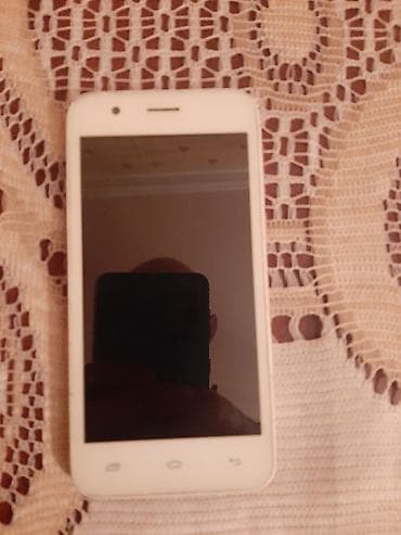 sensor: Ağ ön paneli və qızılı arxa qapaqlı kompakt sensorlu telefon — 2