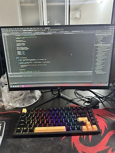 islenmis notbuk: Salam. 165 HZ 24 inch curved monitor - İntel core i7 - 8700 K. 3.70GHz — 2