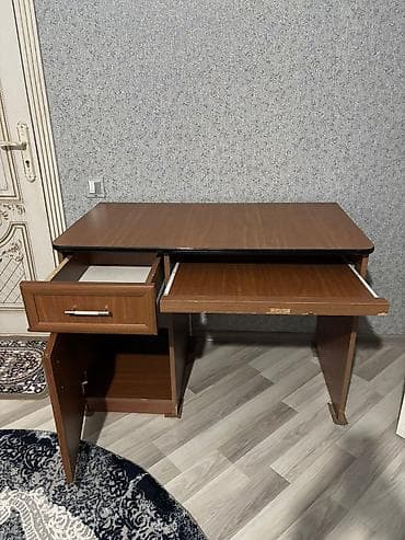 Kompüter masasi.yaxsi veziyetdedi