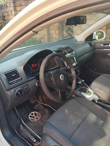 Volkswagen Jetta sedan – ağ rəng, avtomatik transmissiya. Əsas lalafo.az -da Volkswagen Jetta sedan – ağ rəng, avtomatik transmissiya. Əsas