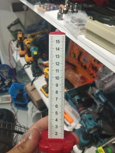 Bu, müxtəlif ölçmə ehtiyacları üçün uyğun, ağ rəngli və qırmızı əsaslı