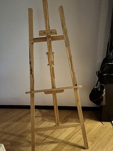 Taxta rəssam molberti - Material: təbii ağac, möhkəm konstruksiya -