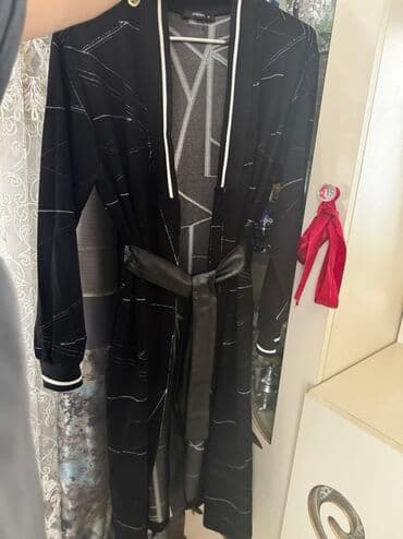 yun jaketler: Qadın uzun – PIENA - Rəng: qara, nazik ağ xətt naxışları - Model — 2