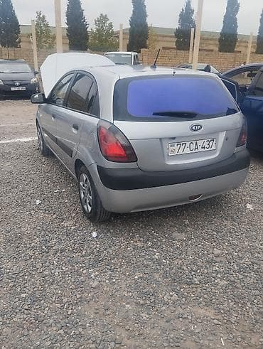w204 salon: Kia Rio hatchback - Kuzov: 5 qapılı hatchback, gümüşü rəng - — 3