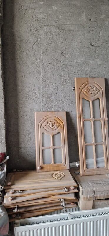 taxta qapi sekilleri: Bu, lotus çiçəyi naxışlı, şüşə panelləri olan iki ədəd taxta şkaf — 2