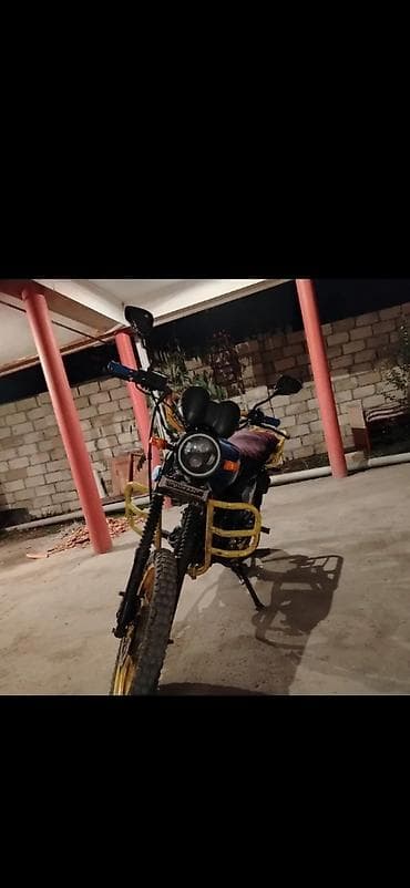 qaz 24 masin: Moped/motosiklet – “M50” seriyası, mavi rəngdə, sarı aksesuarlarla — 3