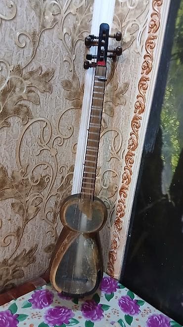 gitara qabı: Azərbaycan xalq musiqi alətləri və elektrik gitara dəsti Tərkib: - — 6