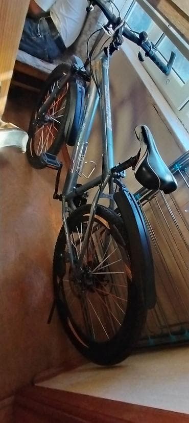Dağ/şosse tipli velosiped - Çərçivə: yüngül metaldan, düz geometriya