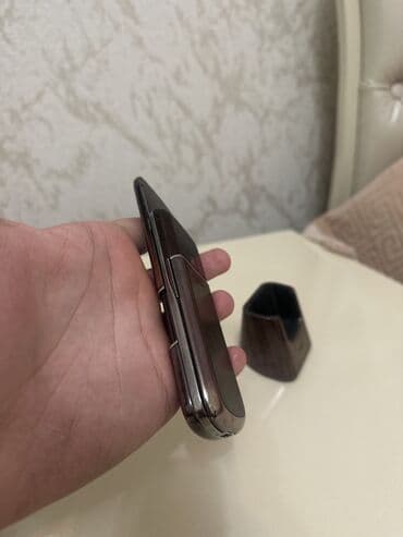 Apple iPhone: Nokia 8 Sirocco — 4