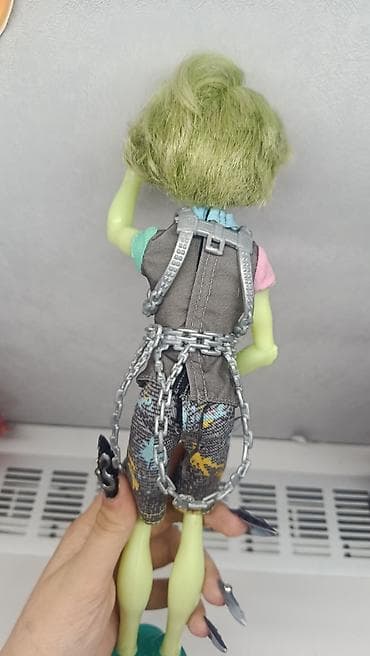 kukla bratz: Monster high - Рorter geiss - Yaşıl tonlarda bədən və saç, yanlara dar — 4
