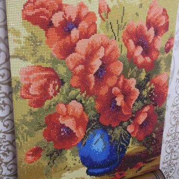 Süni güllər: Muncuqla yığılma şəkil əl işidir . Hazır asila bilər divardan . Ölçü — 3