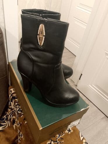 Çəkmələr: Qadın botları – qara rəng, nazik uclu dizaynlı, orta hündürlüklü — 3