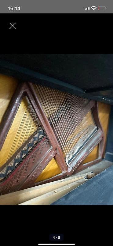 meta eynək: Upright piano – “Ukraina” markası (klaviatura üzərində loqo görünür) — 2