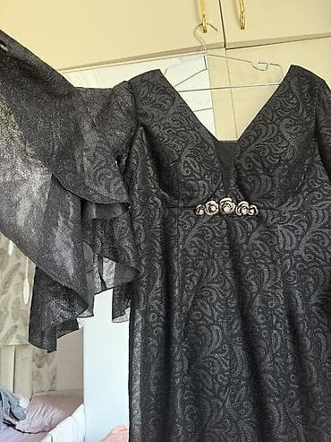 uzun kurtqa: Alinib -140 manat 1 defe geyinilib Razmer -42-44 Qara rəngli — 2