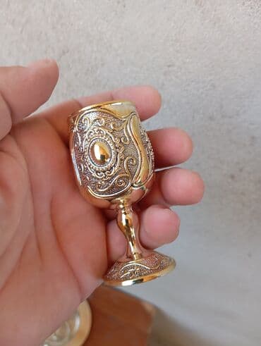 qab qaçaq: Naxışlı qızılı rəngli altı dekorativ qədəh və uyğun formalı, oval — 2