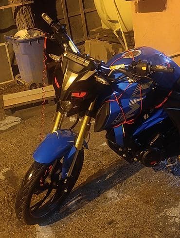 cruz disk teker: Motosiklet – şəhər üçün naked/street tipli, mavi-qara rəng sxemi ilə — 1