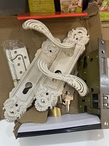 kuce qapisi: Klassik üslubda ağ-krem rəngli qapı dəsti - Dekorativ naxışlı uzun — 1