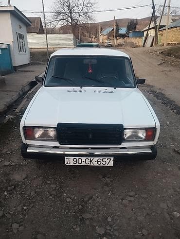 mtz 80 kabina: VAZ 2107 sedan, ağ rəng. - Kuzov: 4 qapılı, klassik kubik — 2