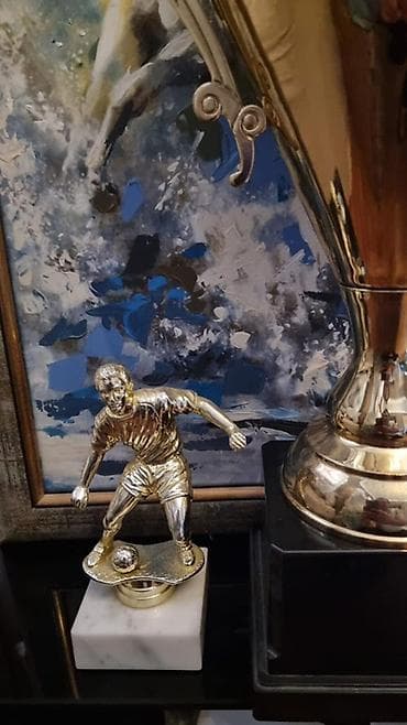 İncəsənət və kolleksiyalar: Məhsul: Futbol mövzulu mükafat kubok və heykəlciklər dəsti Təsvir: - — 2