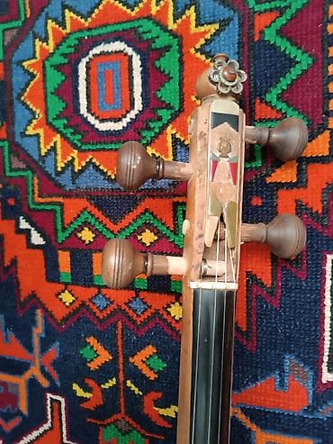 sədəfli tar: Kamança Xüsusiyyətlər: - 11 simli klassik Azərbaycan tarı - — 2