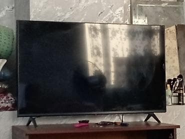 LED televizor, təxminən 43–50 düym ekran - İncə çərçivəli, iki ayaqlı