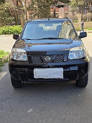 nissan xtrail: Nissan X-Trail, qara rəng, şəhər və yolsuzluq üçün rahat — 9