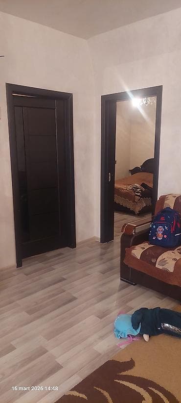 ev girovu ilə kredit: 5otaqlı mənzil – mətbəx, sanitar qovşaq və zal - Plan: zal, yataq — 4