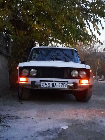 VAZ 2106, ağ rəng, sedan kuzov. Klassik dörd fara ön panel, xrom