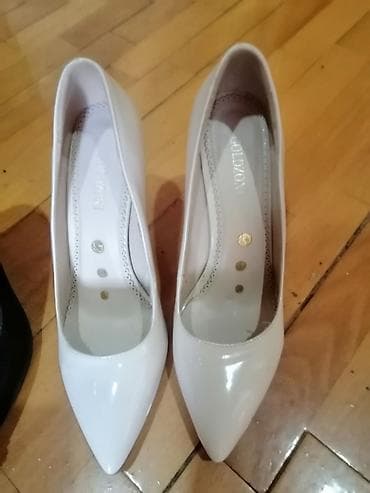 Ağ rəngli qadın tuflisi – klassik “pointed toe” (iti burun) dizaynı