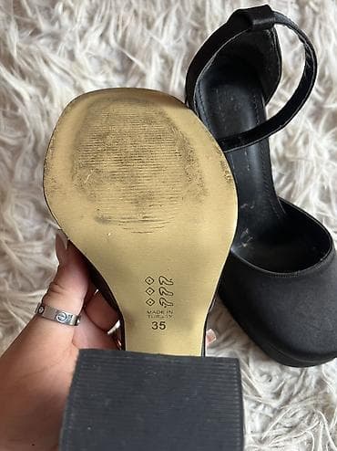 Tuflilər: Qara rəngli qadın tufliləri

- Rəng: Qara
-Ölçü:35
-Made in Turkey — 4