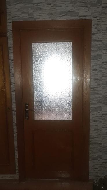 yazda qapi: 5 ədəd qapı və 2 ədəd pəncərə. Əsl taxtadan hazırlanıb. Şüşələri və — 2