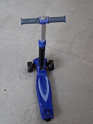 scooter samokatlar: Uşaq skuterı – 3 təkərli, mavi rəng Xüsusiyyətlər: - 3 təkərli — 4