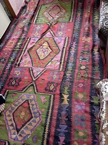 Kilim xalça - Naxış: Mərkəzdən uzanan böyük romb motivləri, iki yan