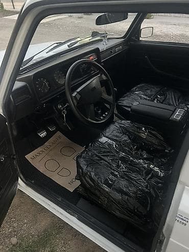 vaz 2101: VAZ 2107 sedan – ağ rəngli, klassik kuzov dizaynı ilə. Azərbaycan — 5
