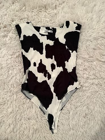 Qara‑ağ inək naxışlı bodi - Marka: Meastro (etiketdə görünür) -